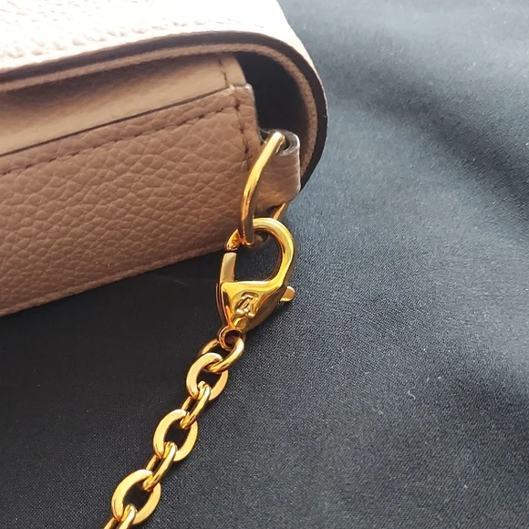 Louis Vuitton Elegant Ivory/Cream Monogram Wristlet - Picture 7 of 9